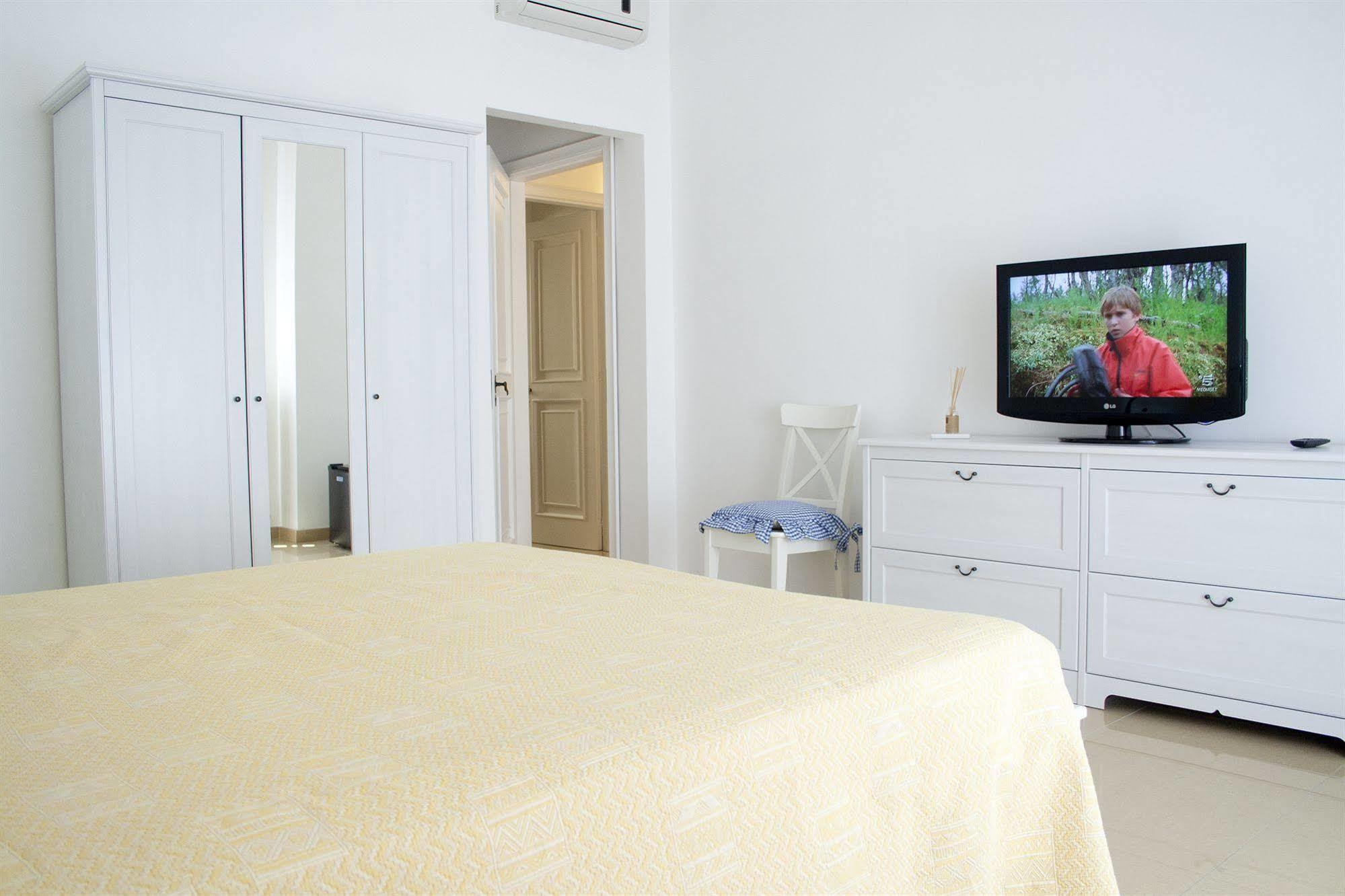 B&B Artemide Лече Екстериор снимка